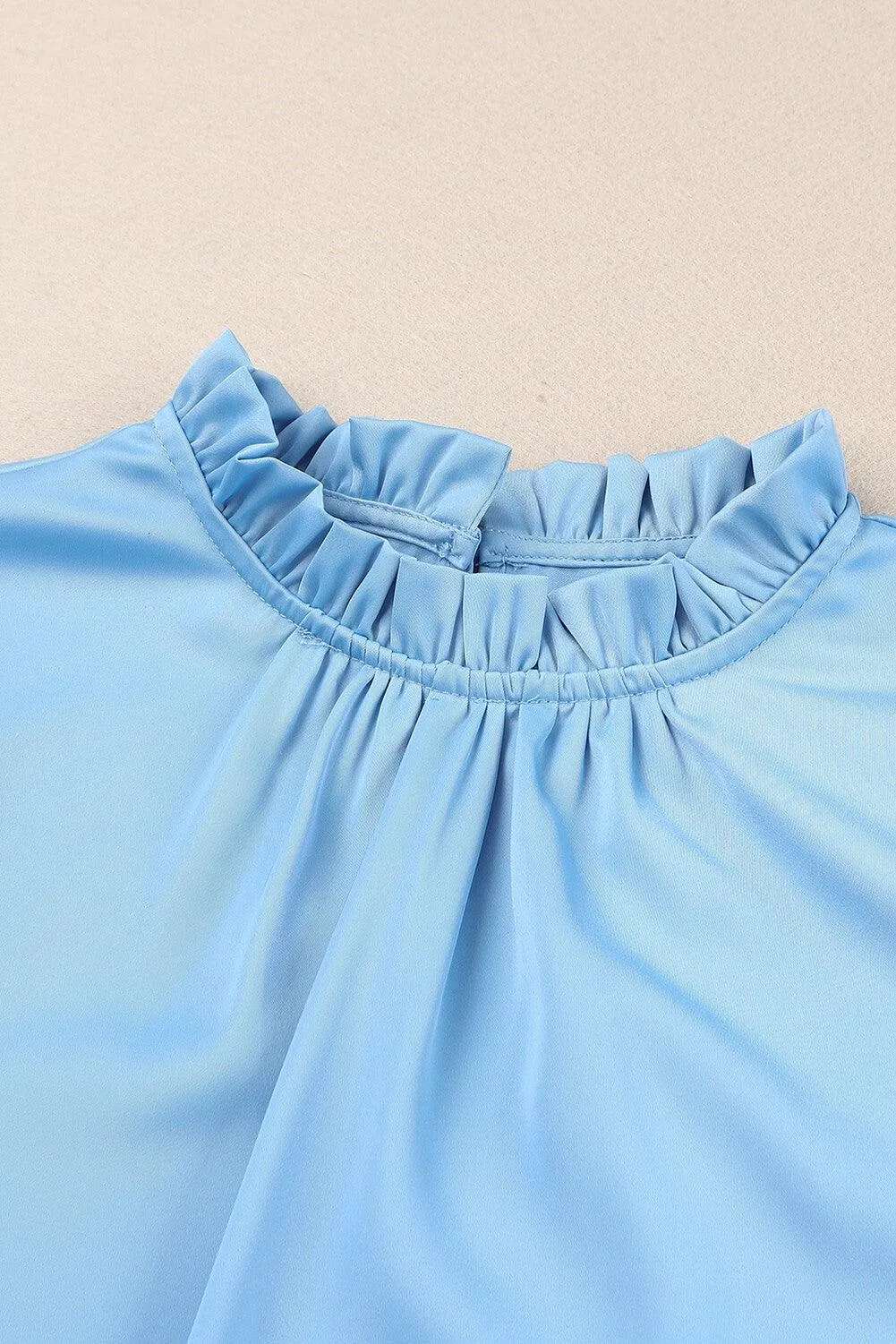 Blusa con volantes en el cuello