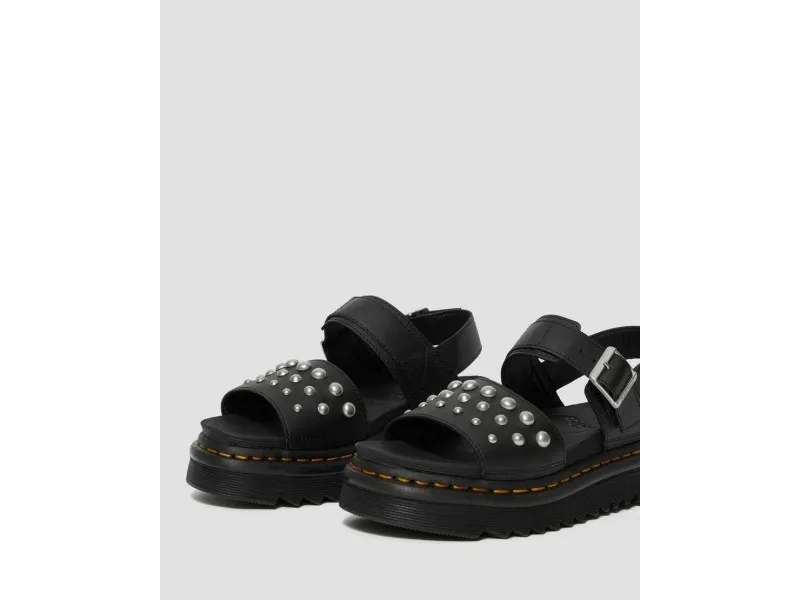 SANDALIA VOSS STUD HYDRO LEATHER 25454001 DR MARTENS EN COLOR NEGRO