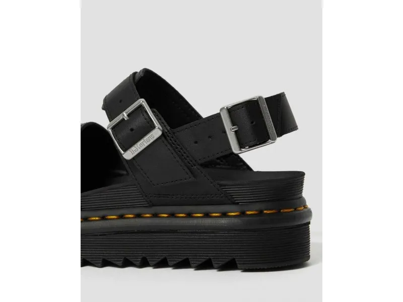 SANDALIA VOSS STUD HYDRO LEATHER 25454001 DR MARTENS EN COLOR NEGRO