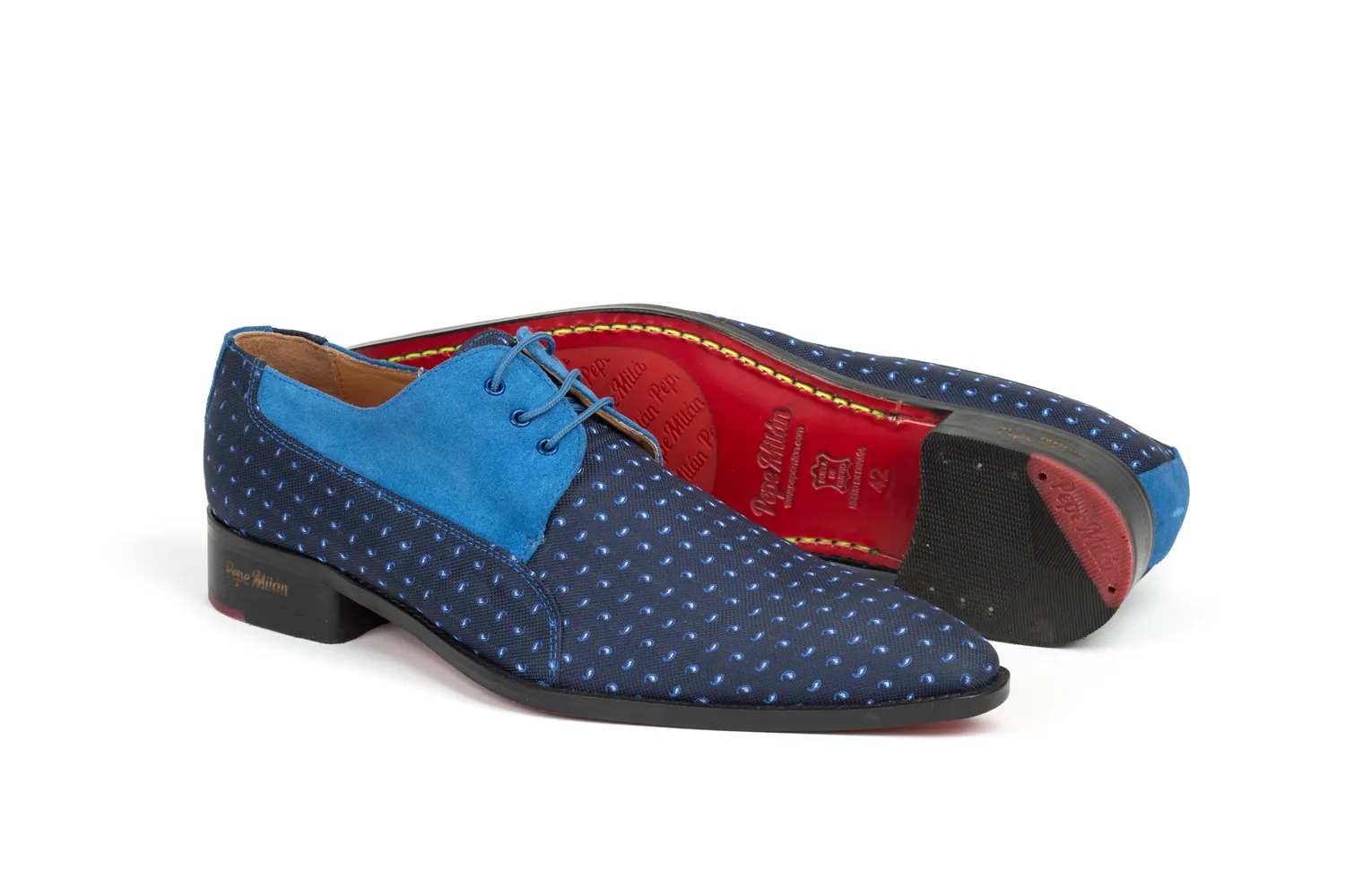 Zapato modelo Klaar, fabricado en Cachemir Baby nº5 y afelpado azul.  